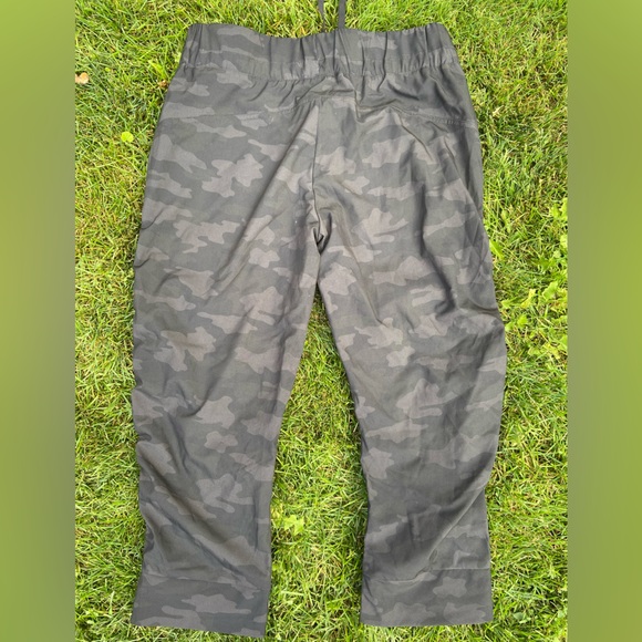 Lightweight camo activewear capris - Picture 2 of 2